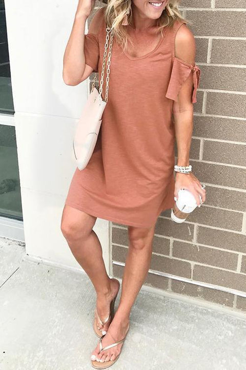 Robe Kelsidress à col en V et épaules dénudées à manches courtes